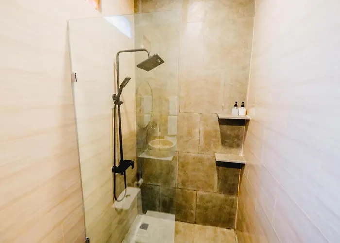 Queenara Local House بيت ضيافة بادونج